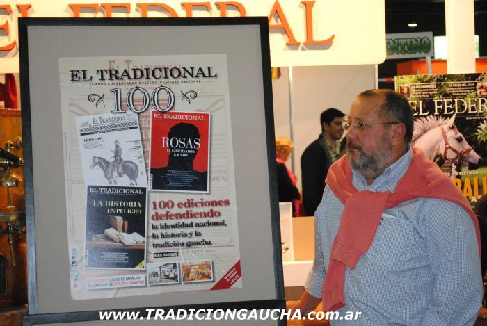 Don Raúl Finucci junto a la tapa del Nº 100 en su presentación en La Rural