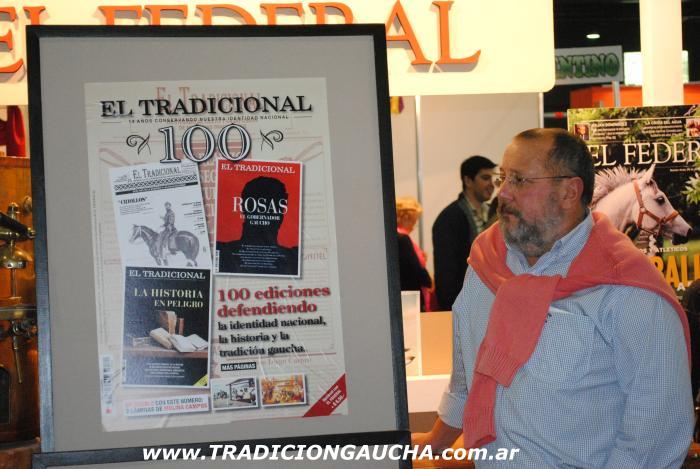 Don Ral Finucci junto a la tapa del N 100 en su presentacin en La Rural