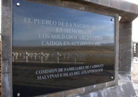 Placa de Homenaje a los Hroes en el Cenotafio ubicado en el Cementerio de las Islas