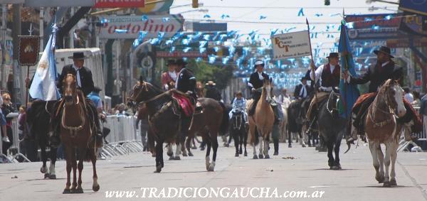 Desfile en Caseros