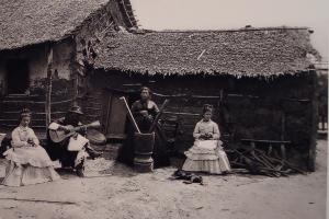 GRUPO REUNIDO FRENTE A UN RANCHO - 1875