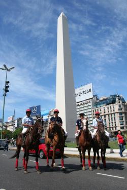 Los Jugadores con el Obelisco porteo de fondo